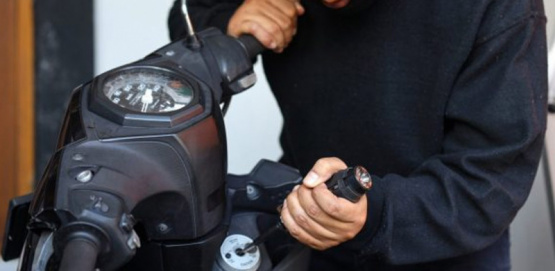 Robaron una moto frente a un kiosco en Liniers y nadie vio nada: el robo duró segundos