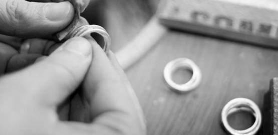 Allanamientos y un detenido: comerciante compró anillos robados de una joyería y fue imputado por encubrimiento