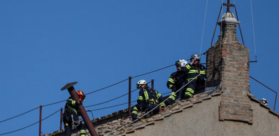 El Vaticano inicia la instalación de la chimenea en la Capilla Sixtina para anunciar la elección del nuevo Papa