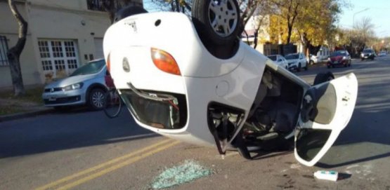 Impactante vuelco en avenida Rocha: un auto giró sobre sí mismo por una falla mecánica