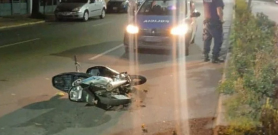 Automovilista atropelló a un joven motociclista y huyó del lugar: está grave en el hospital