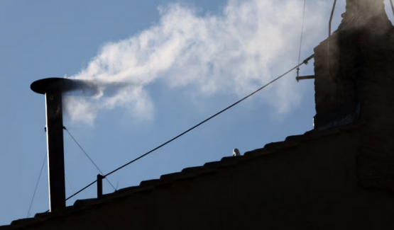 Fumata blanca en el Vaticano: se eligió al nuevo Papa y el mundo espera el anuncio oficial