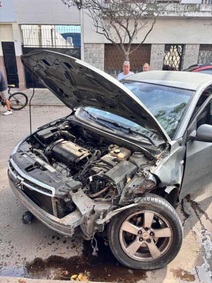 Automóvil impacta contra un árbol en Pergamino