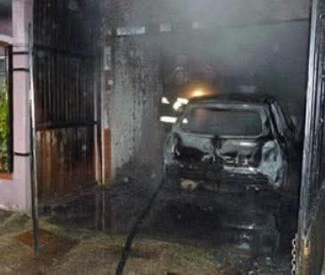 Pergamino: una mujer incendió una casa y un auto tras discutir con su expareja