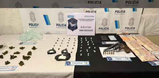 Cayeron dos narcos en San Nicolás: vendían cocaína desde sus casas y uno tenía un arma de guerra