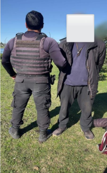 Un hombre fue detenido en Pergamino por pasear con un televisor bajo el brazo en pleno parque