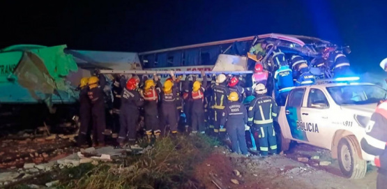 Tragedia en Ruta 3: choque frontal entre micro y camión deja 4 muertos y más de 16 heridos en San Miguel del Monte