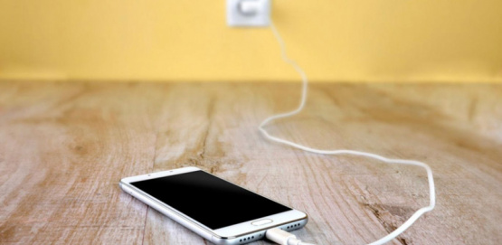 ¿Tu cargador de celular recalienta? Las señales que no podés ignorar y cómo evitar un accidente