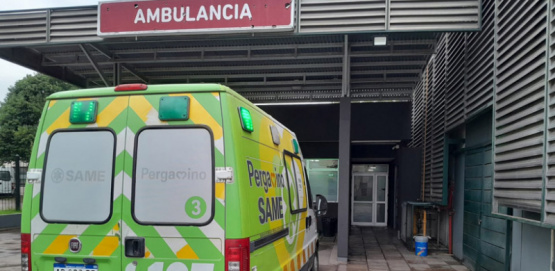 Motociclista hospitalizada tras un choque con auto en Av. Liniers y Juan B. Justo
