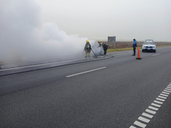 Impactante incendio en Ruta 8: un Ford Focus se prendió fuego y quedó destruido entre Arrecifes y Pergamino