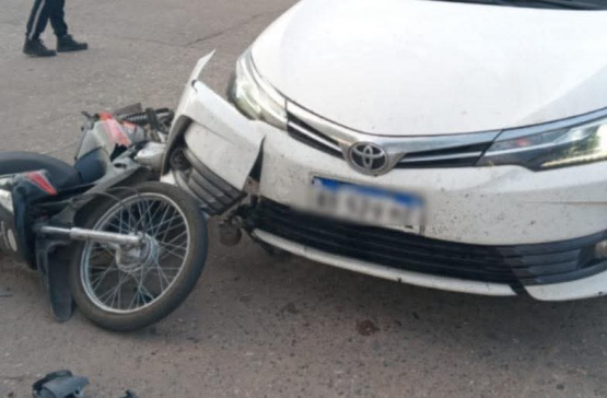 Grave accidente en Pergamino: un motociclista fue hospitalizado tras chocar con un auto en Ameghino y Barbazán