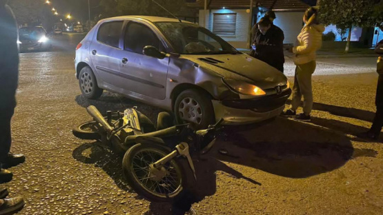 Pergamino: Un motociclista sufrió traumatismo de cráneo tras impactar con un auto