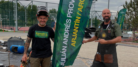 Dos artistas pergaminenses transformaron chatarra militar en un símbolo de paz en Turquía