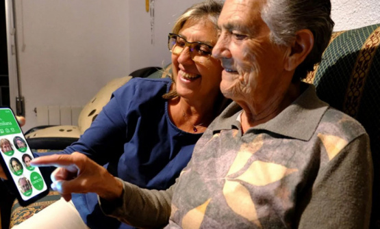 Maximiliana: el celular revolucionario que facilita la comunicación de los adultos mayores