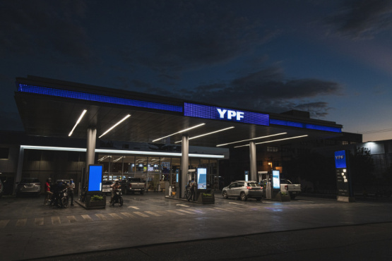 YPF bajará el precio de la nafta de madrugada: El nuevo plan para evitar colas y aumentar las ventas