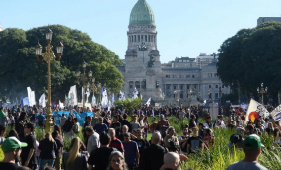 Multitudinaria marcha frente al Congreso: jubilados, médicos, científicos y feministas se unen contra el ajuste del Gobierno