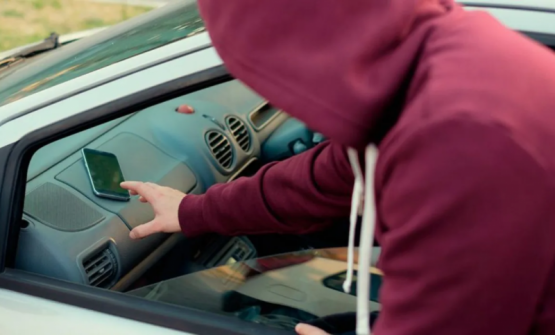 Pergamino: Le roban un iPhone 15 Pro desde la ventanilla del auto y escapan