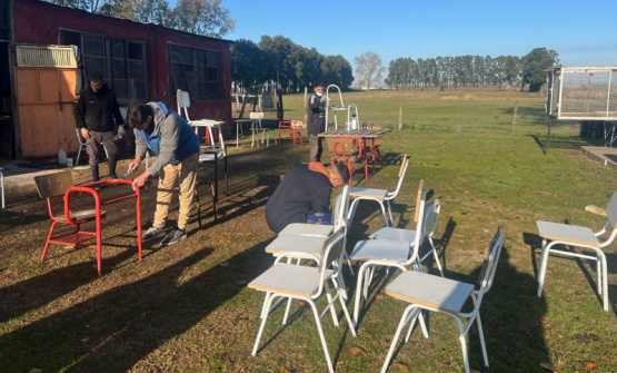 Pergamino apuesta a la inclusión: jóvenes de la Granja San Camilo renuevan escuelas con muebles restaurados