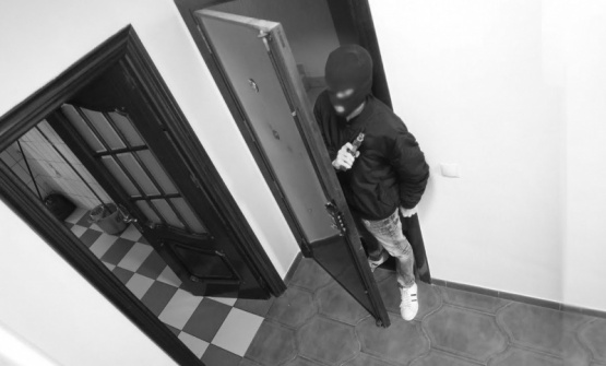 Entró a robar en pleno día, la dueña lo vio pero no pudo evitar el saqueo: buscan al ladrón que forzó un garaje y huyó con bicicleta y herramientas