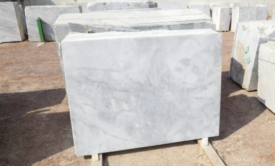 Roban muebles y mesadas de vanitorys en local de mármoles en Pergamino