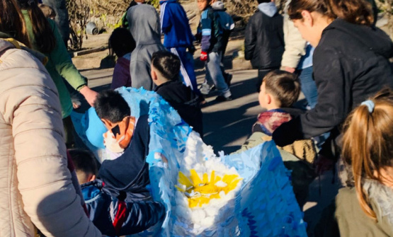 emotiva caminata con una bandera hecha por toda la comunidad