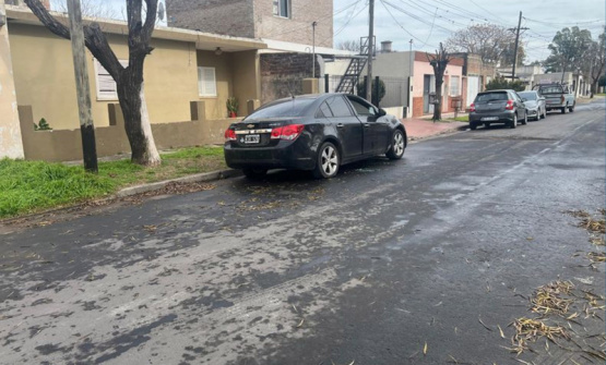 Investigan ataque incendiario a un Chevrolet Cruze con artefactos explosivos caseros