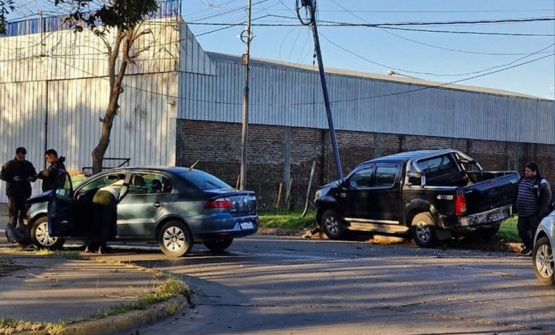 Choque entre un Bora y una Hilux en la esquina de la Terminal de Ómnibus
