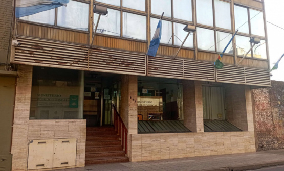 Un hombre con antecedentes sacó un cuchillo frente a la Fiscalía y fue detenido