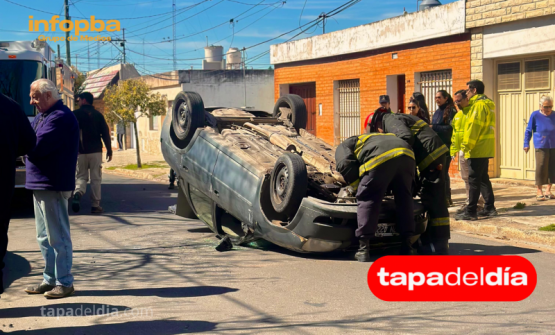Chofer de remis volcó en pleno barrio Centenario y terminó hospitalizado