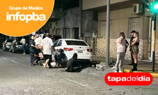 Motociclistas graves tras fuerte choque con auto 