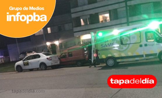 Choque frente al Hospital: utilitario impacta un remis y termina sobre la vereda