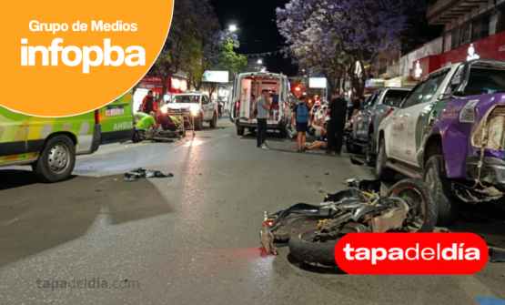 Impactante choque nocturno en Avenida de Mayo: dos motos colisionaron y un conductor terminó con una fractura expuesta