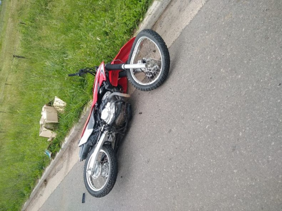 Falleció un motociclista al chocar contra dos camionetas 