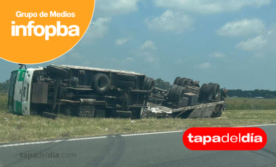 Volcó un camión en la Ruta 8 tras una presunta descompensación del conductor: no hubo heridos