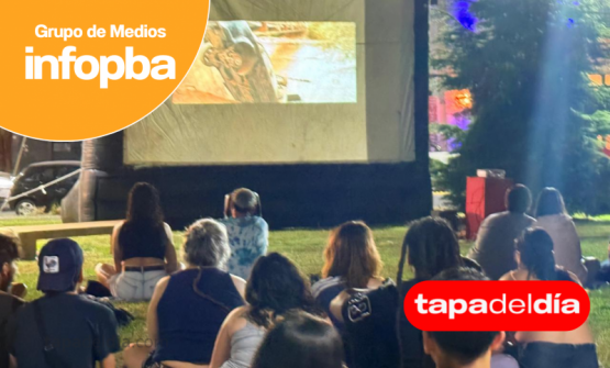 Multitudinaria respuesta del público en el debut de “Cine bajo las estrellas” en la Plazoleta Cerruti