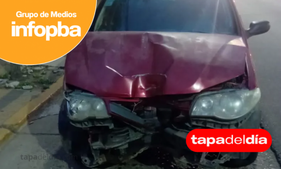 una conductora huyó tras estrellarse contra un poste y dejó a una adolescente herida dentro del auto