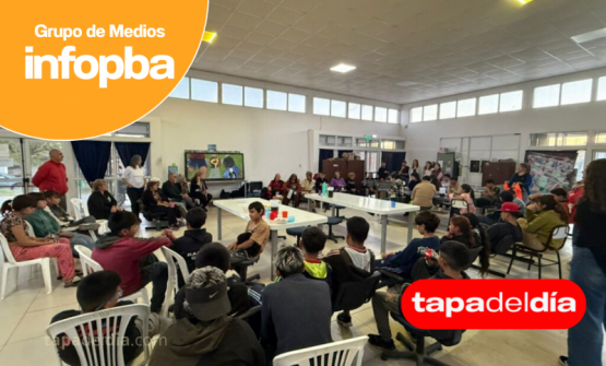 Adultos mayores entregaron un mural a Envión como cierre de un proyecto artístico